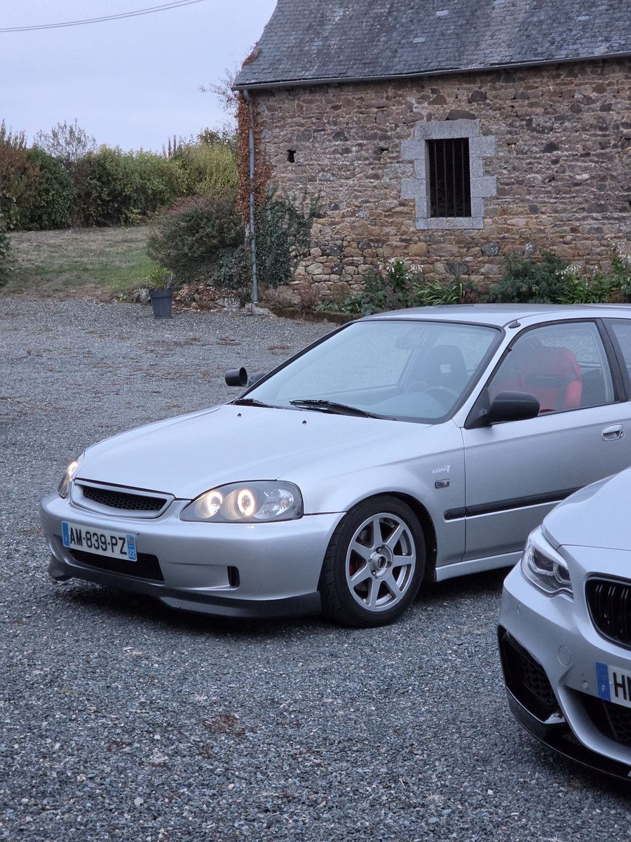 Civic stationnée avec ses phares angel eyes