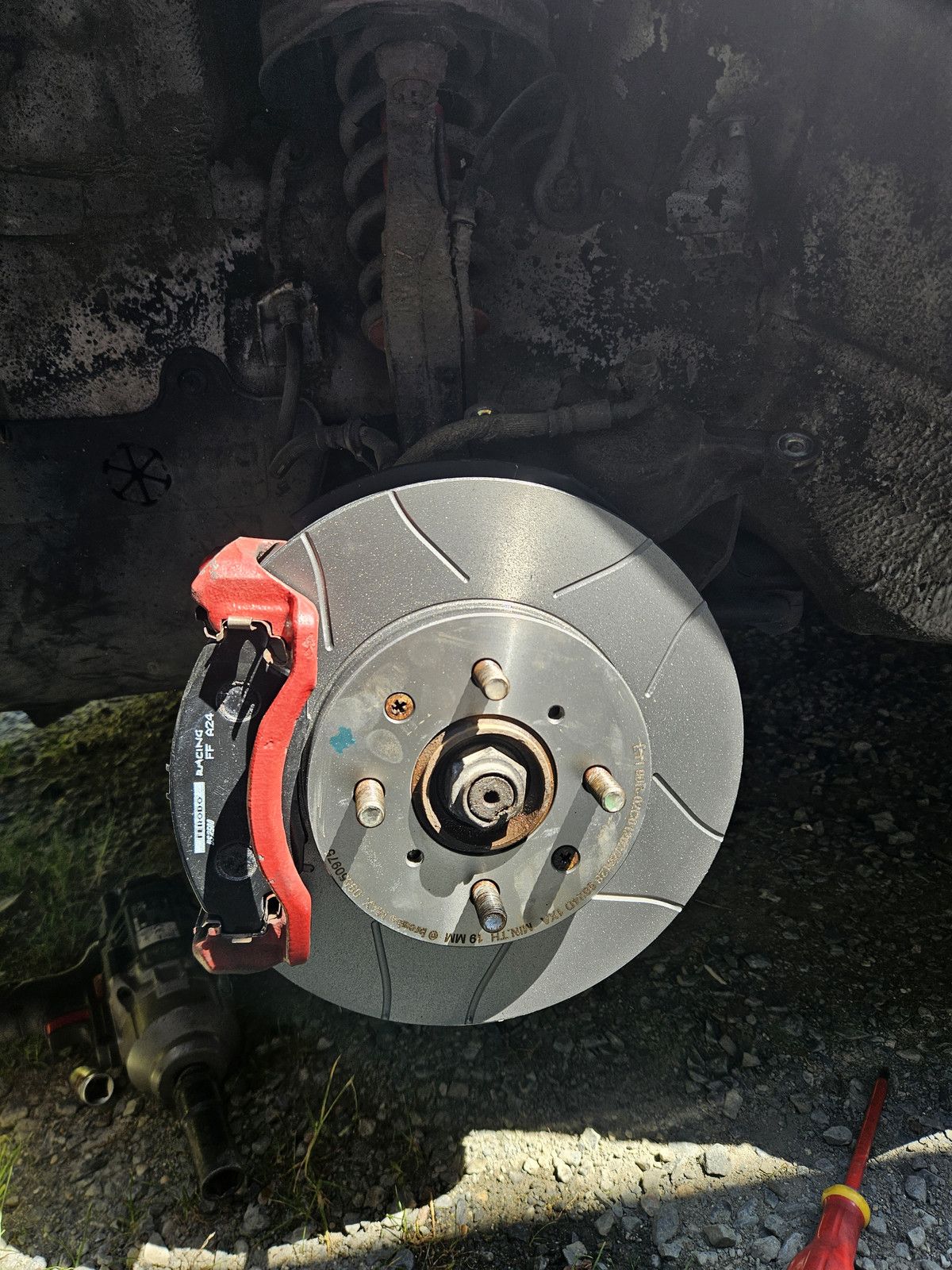 Disque BREMBO rainuré et étrier rouge