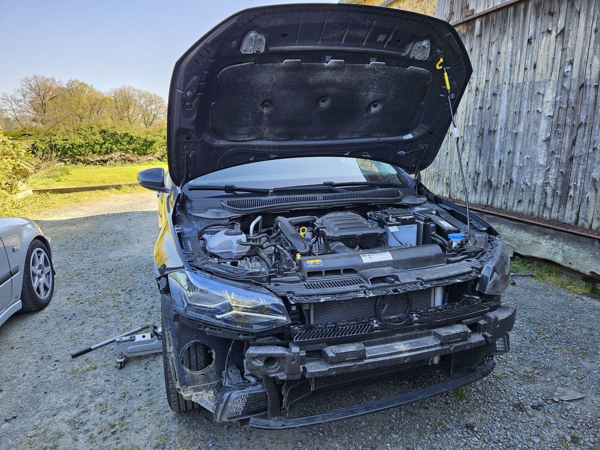 Volkswagen capot ouvert, face avant déposée