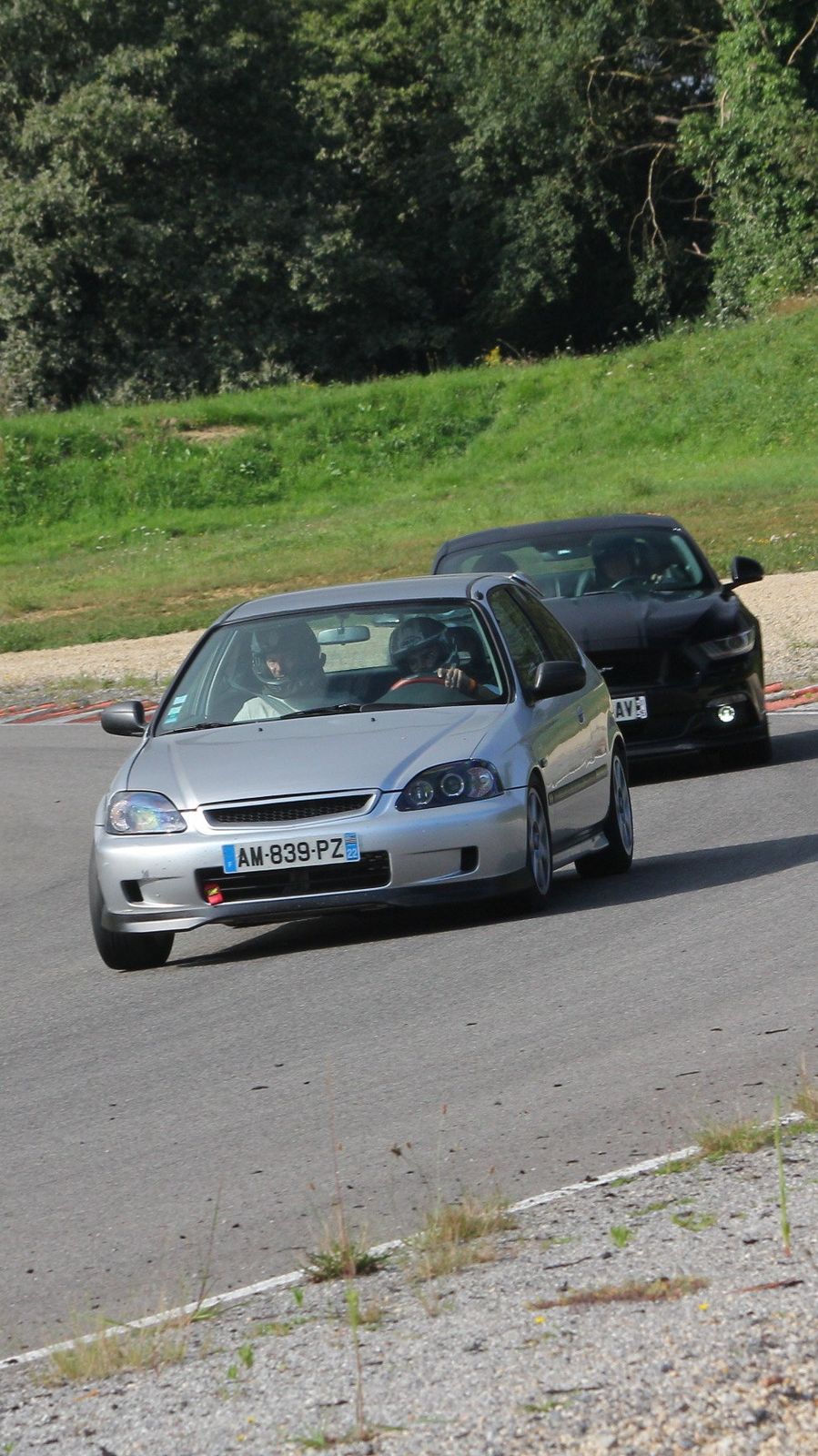 La Honda Civic argent d'Evan en virage sur circuit