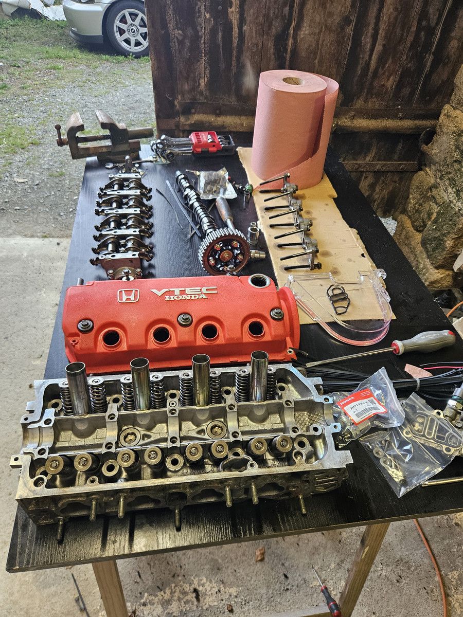 Culasse D16Z6 démontée, couvre-culasse rouge VTEC, ressorts de soupapes
