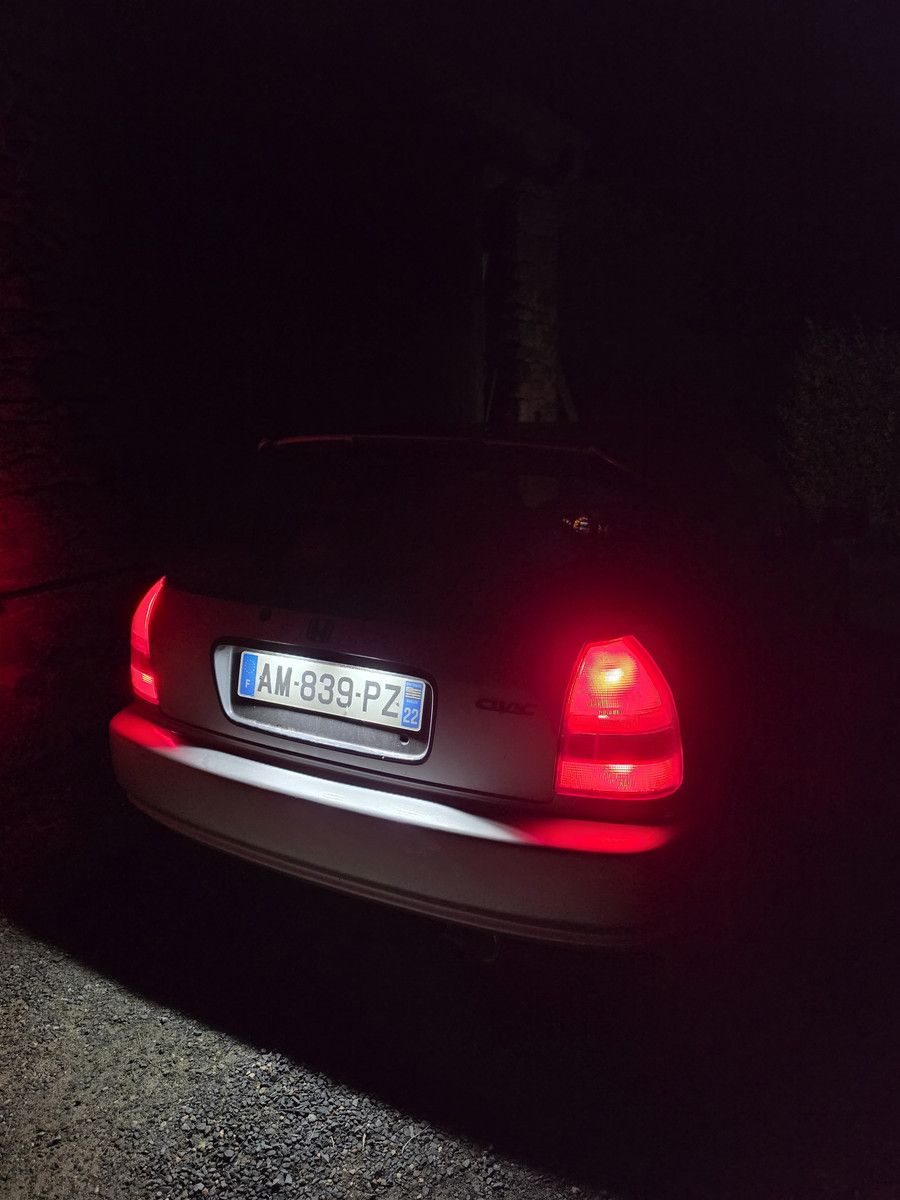 Feux arrière allumés de nuit