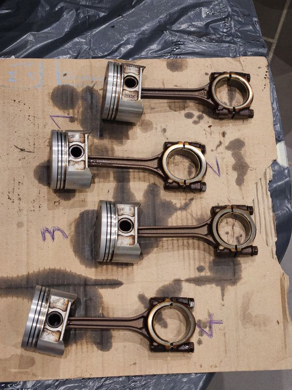 Quatre pistons et bielles numérotés