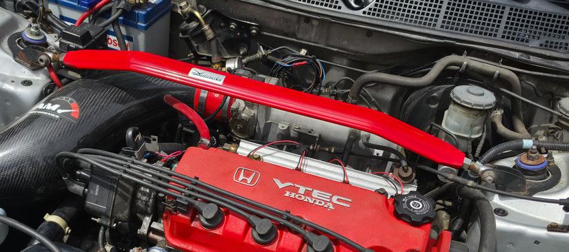 Barre anti-rapprochement rouge sur le compartiment moteur